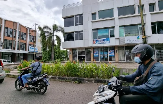 Komp Aries Niaga hadap timur 3 lantai kondisi tersewa