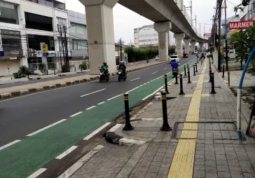 Rmh tua, pinggir jalan ramai hitung tanah cocok u/ kantor