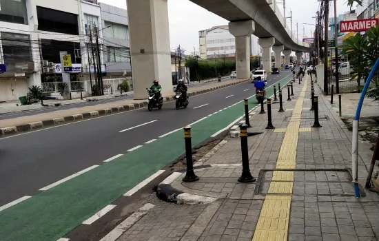 Rmh tua, pinggir jalan ramai hitung tanah cocok u/ kantor