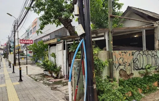 Rmh tua, pinggir jalan ramai hitung tanah cocok u/ kantor