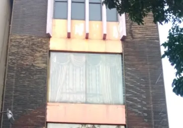 Lokasi di tengah pusat bisnis dalam kota