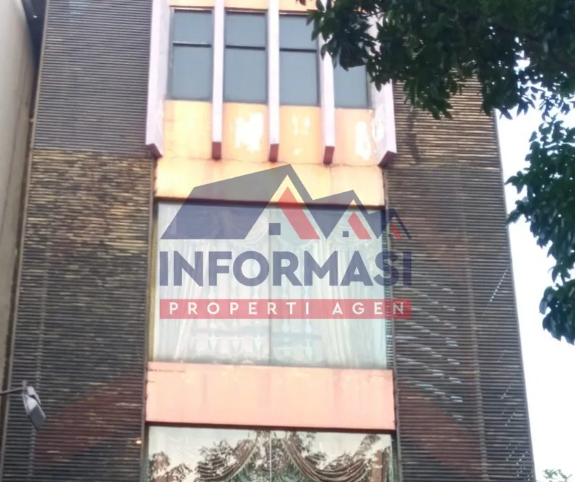 Lokasi di tengah pusat bisnis dalam kota