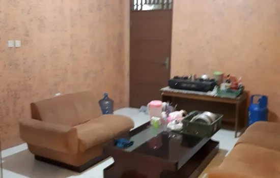 Rumah siap huni dan usaha disewakan Tomang