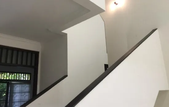 Rumah 2 lantai siap huni  luas tanah  180 m2 Plong