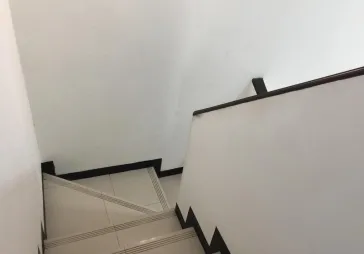 Rumah 2 lantai siap huni  luas tanah  180 m2 Plong