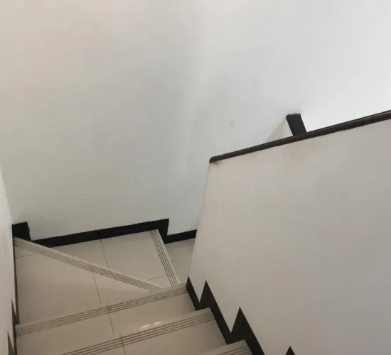 Rumah 2 lantai siap huni  luas tanah  180 m2 Plong