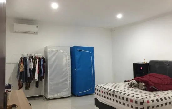 Rumah 2 lantai siap huni  luas tanah  180 m2 Plong