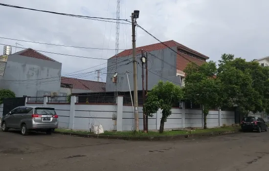 Dijual rumah ex workshop di Taman semanan indah