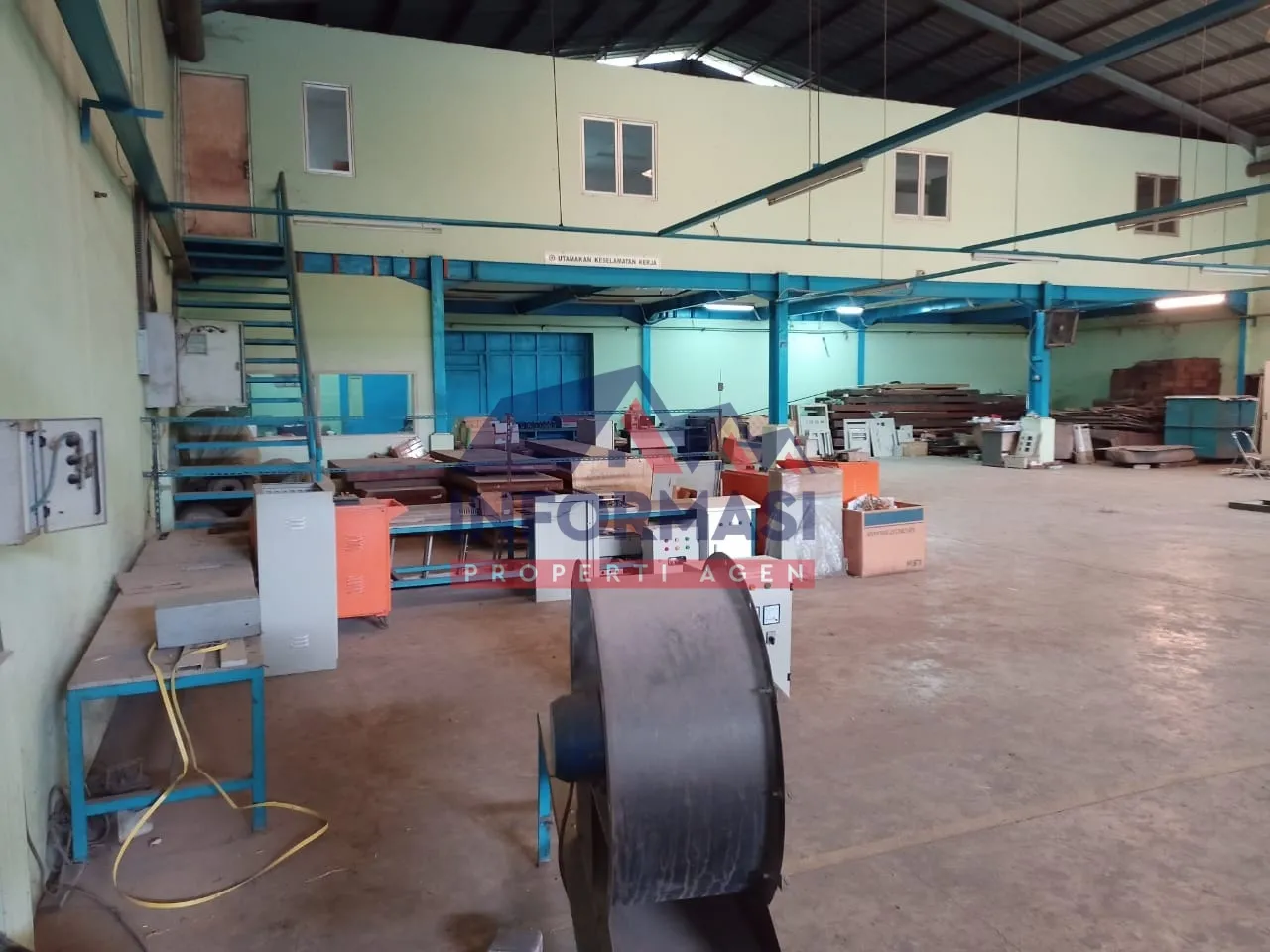 gudang di komplek pergudangan  kreasi manis jatiuwung