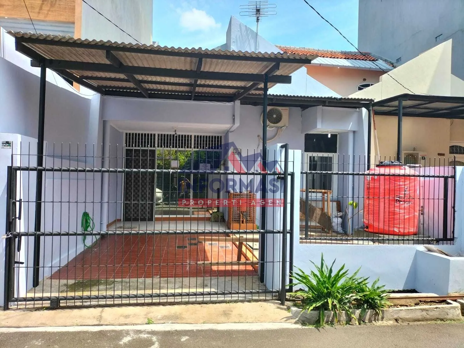 Disewakan rumah, lokasi strategis di Taman Aries Jakarta brt