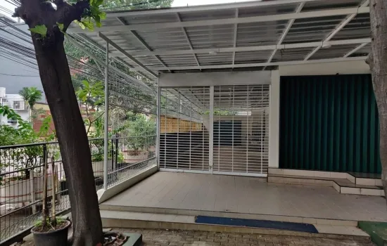 Ruangan outdoor dan indoor samping Hotel Marcopolo Menteng