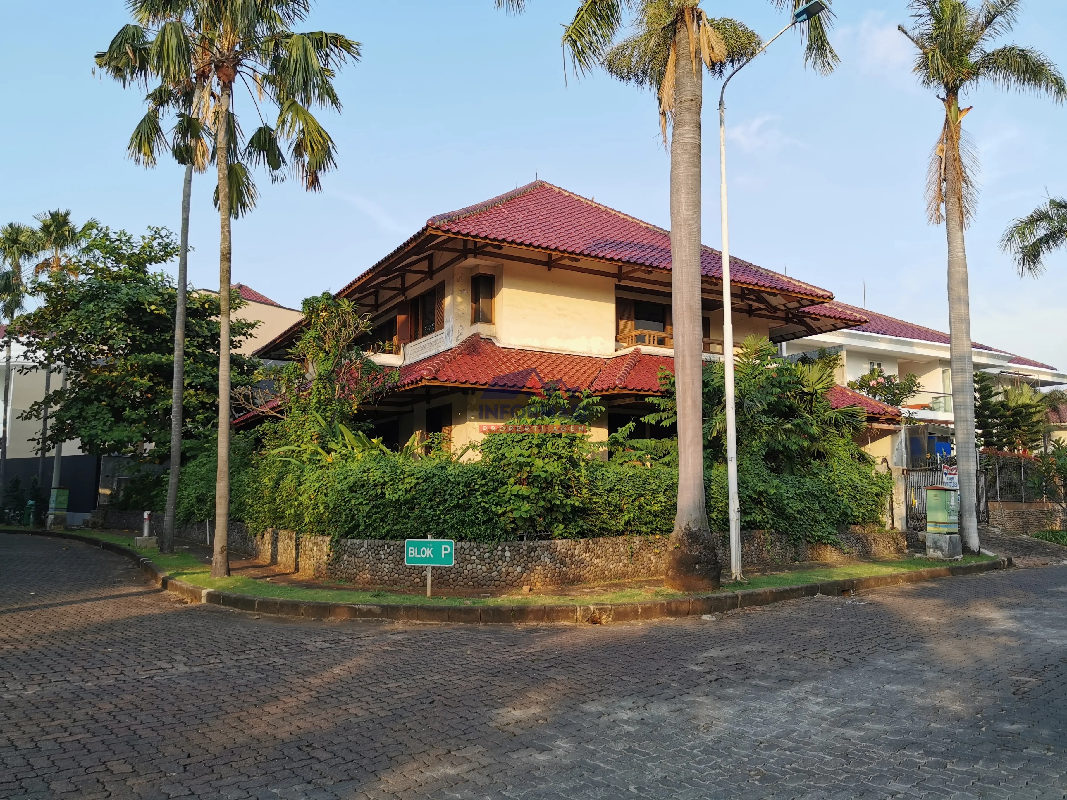 Hoek Pantai Mutiara LT 660m2 LB 800m2