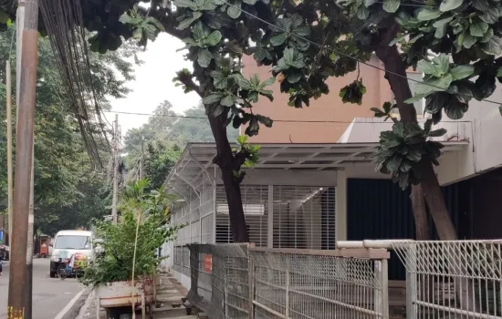 Ruangan outdoor dan indoor samping Hotel Marcopolo Menteng