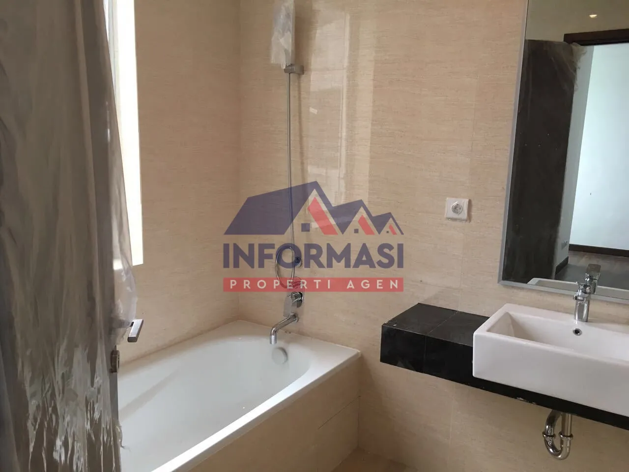 Apt. Aston, Jakarta Utara, Lokasi bagus