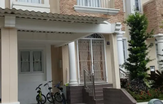 Dijual villa mewah di Rancamaya