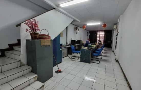 Ruko  di Jl Alaydrus  lokasi sangat bgs utk kantor