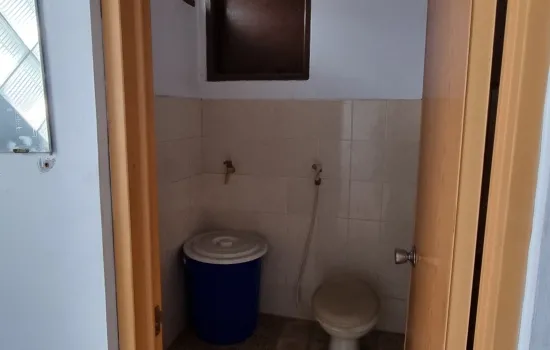 Ruko  di Jl Alaydrus  lokasi sangat bgs utk kantor