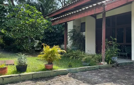 Jual murah Rumah Hoek  LT 825 m LB  600  KT 5 +1