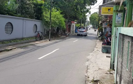 Jl . Limo. Nempel dengan Permata hijau .  LT 2634 m2.