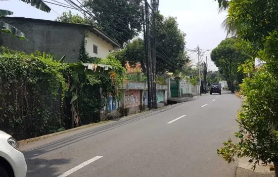 Jl . Limo. Nempel dengan Permata hijau .  LT 2634 m2.