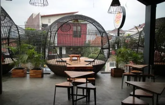hotel & kafe di kemanggisan jakbar