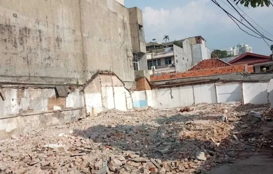 hoek jl pembangunan 1 jakpus samping gajah mada plaza