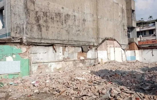 hoek jl pembangunan 1 jakpus samping gajah mada plaza