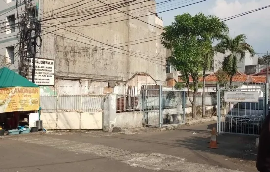 hoek jl pembangunan 1 jakpus samping gajah mada plaza