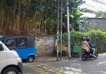Jl . Limo. Nempel dengan Permata hijau .  LT 2634 m2.
