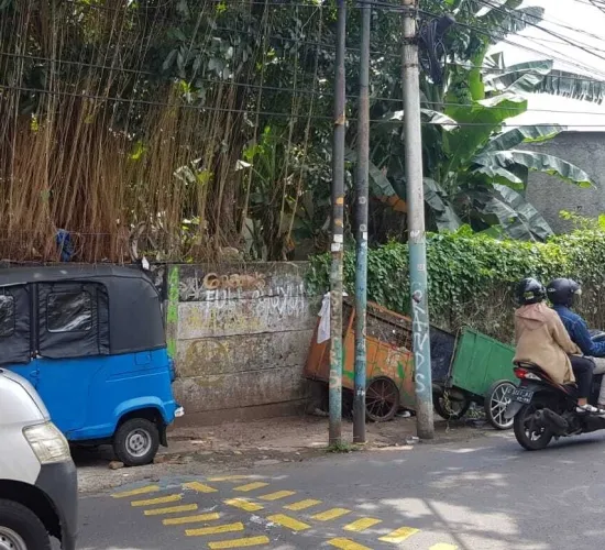 Jl . Limo. Nempel dengan Permata hijau . LT 2634 m2.