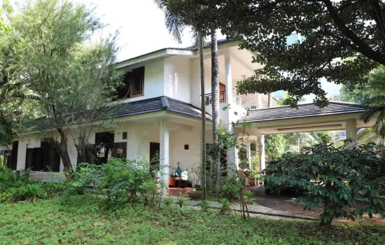 Rumah dgn halaman luas potensi di bangun gedung 6 lt