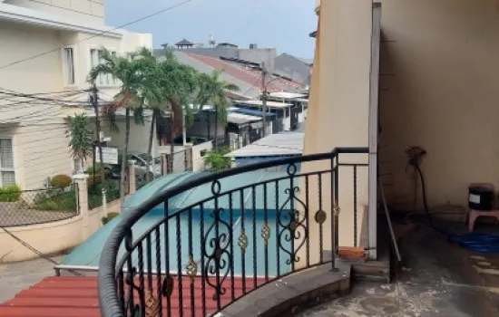 Dijual rumah tingkat taman ratu strategis
