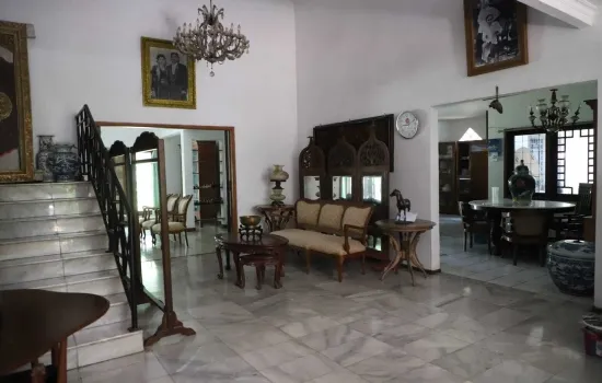 Rumah dgn halaman luas potensi di bangun gedung 6 lt