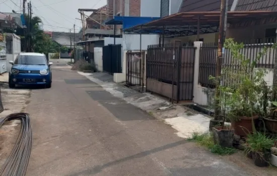 Dijual rumah tingkat taman kedoya baru