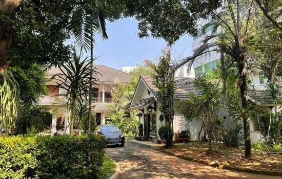 Rumah dgn halaman luas potensi di bangun gedung 6 lt