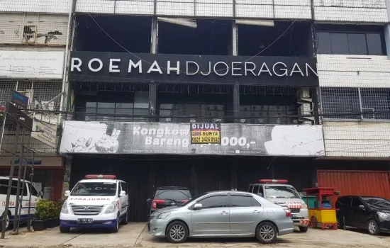 Ruko 3 gandeng ex resto Jl Otista Raya Ciputat