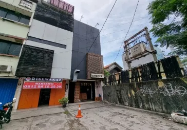 Ruko Pesanggrahan persis sebelah restoran Layar Seafood