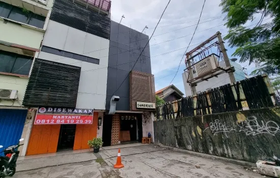 Ruko Pesanggrahan persis sebelah restoran Layar Seafood