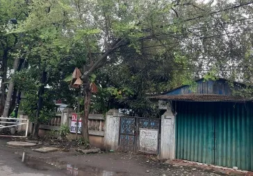 Terletak di jalan raya yang ramai, dekat stasiun kereta api