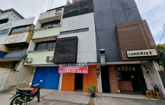 Ruko Pesanggrahan persis sebelah restoran Layar Seafood