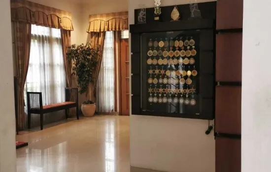 Rumah modern klasik Hoek  2 LT 5 KT +1  4 KM +1 siap huni