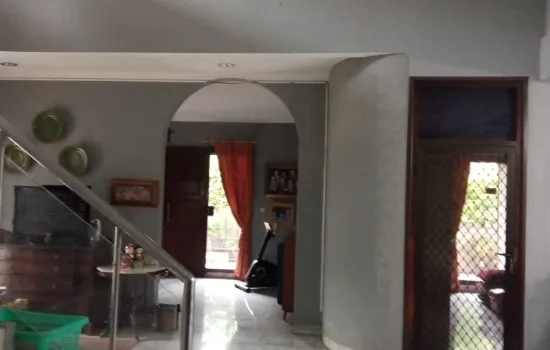 Rumah 2 lantai , lokasi bagus  ,3KT, 2KM