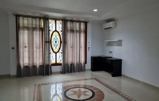 Rumah Split Level di TPB, selangkah ke sekolah Springfield