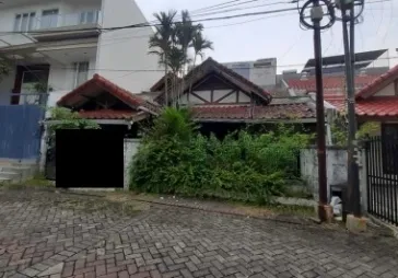 Rumah tua dekat taman  Lt  176  LB 140 11/2 lantai