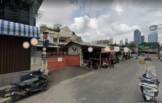 Tanah yg dikeliligi gedung pencakar langit