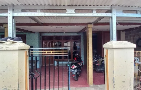 Rumah 1lt tepi jl raya pasar kemis dgn luas 246m timur