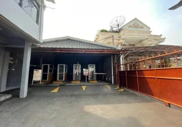 Tanah yg dikeliligi gedung pencakar langit
