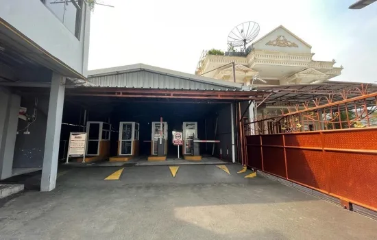Tanah yg dikeliligi gedung pencakar langit