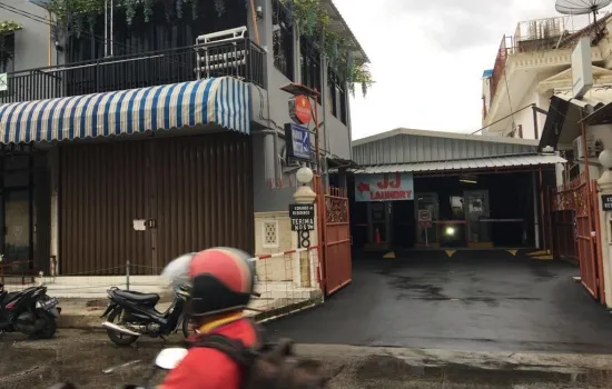 Tanah yg dikeliligi gedung pencakar langit