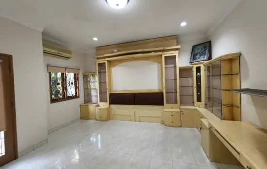 Rumah 2 lantai puri indah blok G